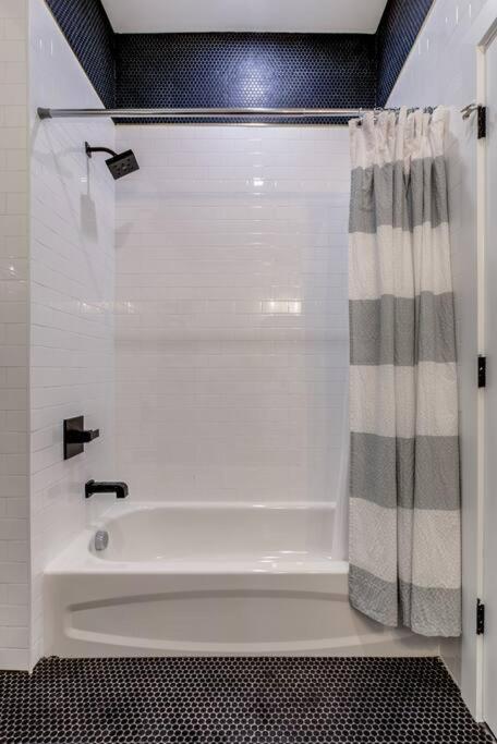 Luxury Designer Theme 2Br Apt Near Nyc / Thepath Lejlighed Newark Eksteriør billede